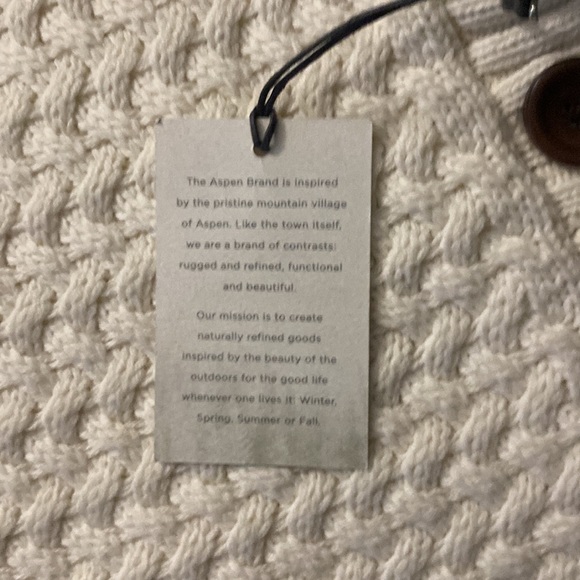 Very classy poncho type sweater. Cow neck wooden buttons - Picture 2 of 3